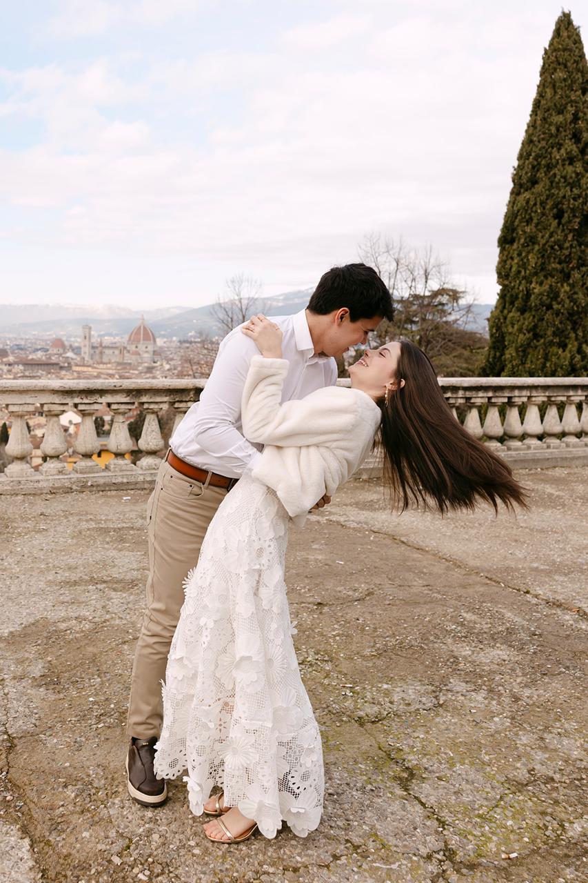 Lívia e André sorrindo durante um abraço em Florença